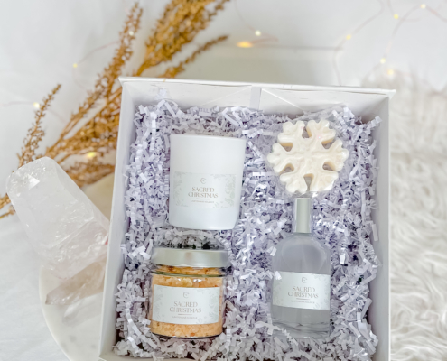 Vánoční box Sacred Christmas vůně a energetické svíčky pro ženy
